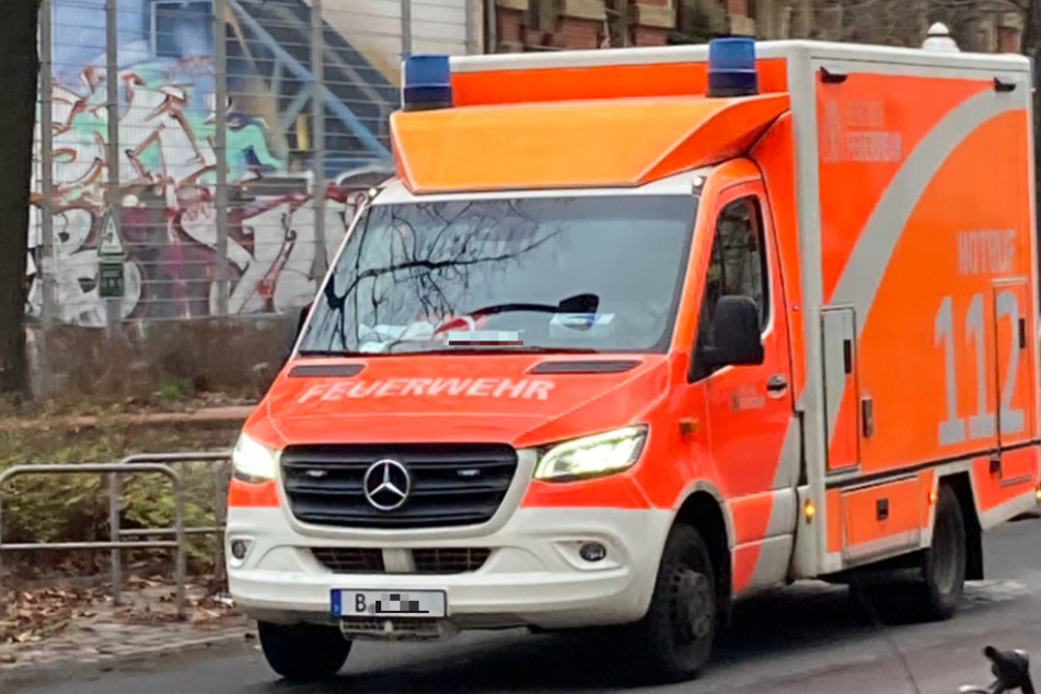 Alarmierte Rettungskräfte brachten den schwerverletzten Fahrer eines E-Scooters in ein Krankenhaus. (Symbolbild)