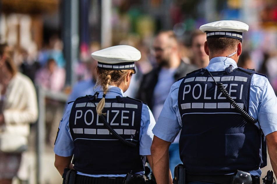 Die Polizei ermittelt auf dem Rosenheimer Volksfest, nachdem ein Jugendlicher verletzt wurde. (Symbolbild)