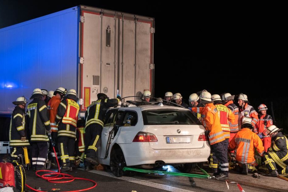 Zahlreiche Einsatzkräfte holten die schwer Verletzten aus dem BMW.