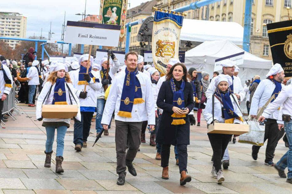 Auch Sachsens Ministerpräsident Kretschmer (44) und seine Frau sind beim Umzug mit dabei.