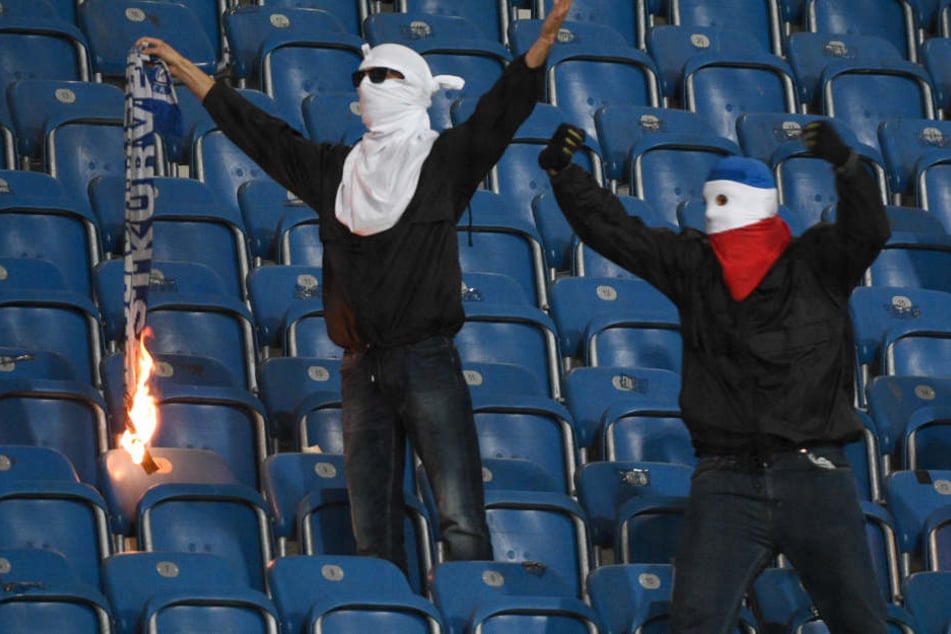 Hooligans randalieren bei einem DFB-Pokalspiel in Rostock (Archivbild).