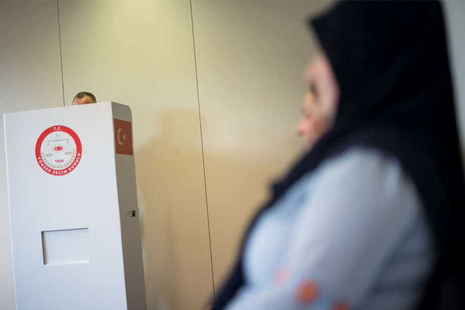Insgesamt waren über 1,4 Millionen wahlberechtigte Türken in Deutschland dazu aufgerufen, ihre Stimmen abzugeben - wie hier in Stuttgart.