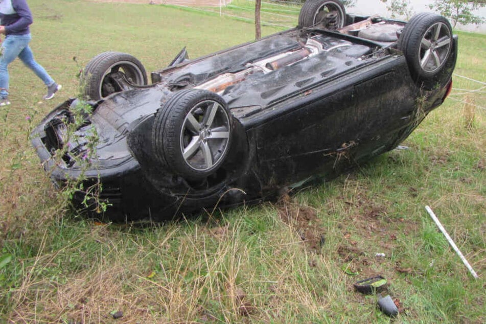 Mehrfach hatte sich das Auto überschlagen, glücklicherweise wurde nur der Beifahrer leicht verletzt.