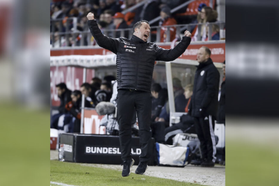Da hebt er ab! Dynamo-Trainer Markus Kauczinski springt beim Schlusspfiff vor Freude in die Höhe.