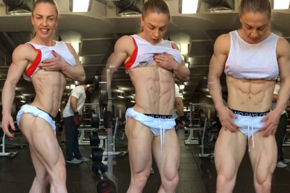 Sie ist stolz: Eine Bodybuilderin in den USA präsentiert lächelnd ihre Muskeln. 