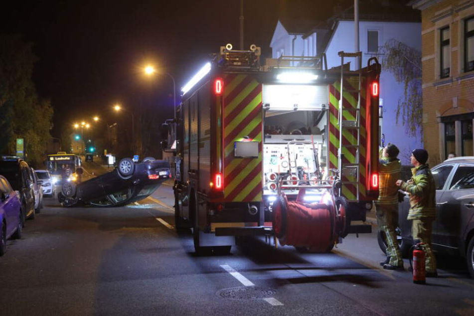 Einsatzkräfte am Unfallort in Dresden-Coschütz.