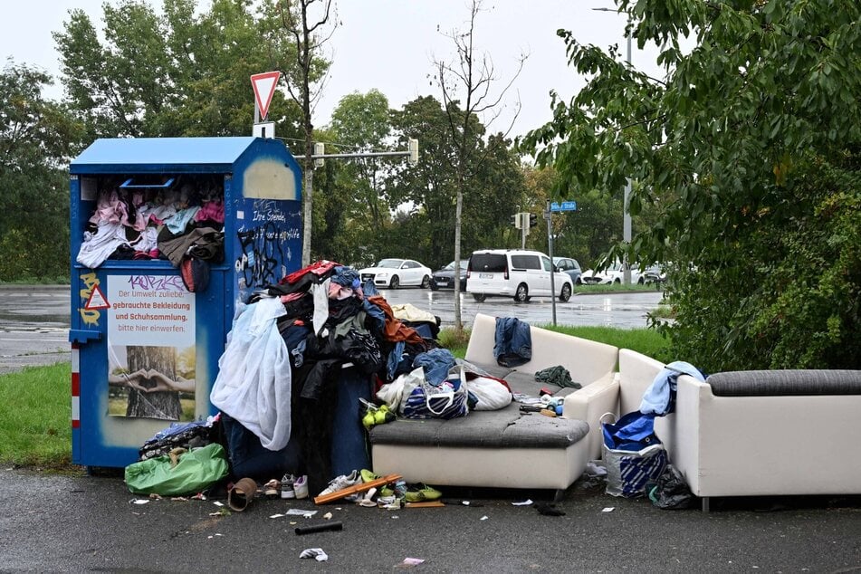 Ein überquellender Container an der Gärtnerstraße, neben dem auch eine alte Couch illegal entsorgt wurde. (Bild vom 20. September)