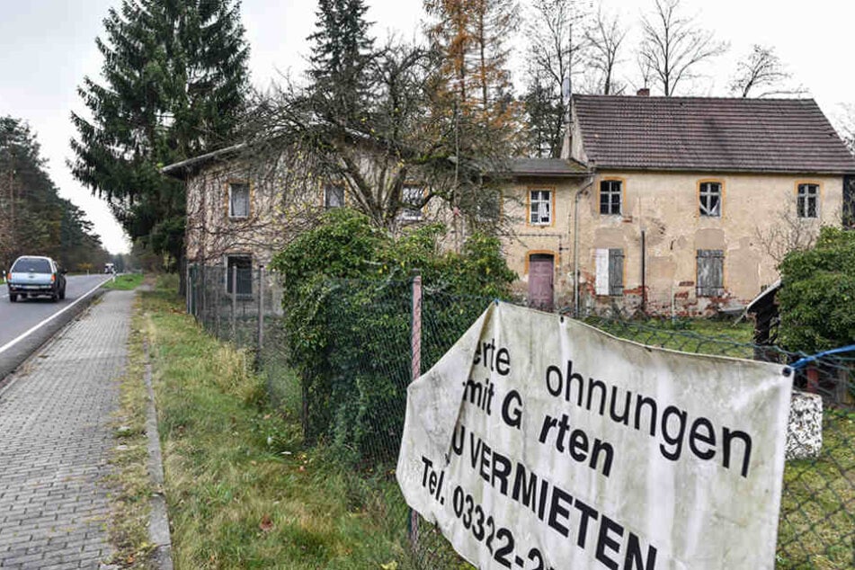 Baufällige Wohnhäuser im kleinen Dorf Alwine an der Landstraße 65.