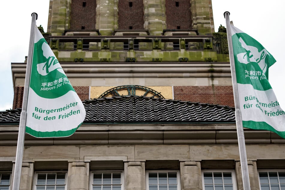 Die Flagge "Bürgermeister für den Frieden" wird am Samstag in Magdeburg am Alten Rathaus gehisst. (Symbolbild)