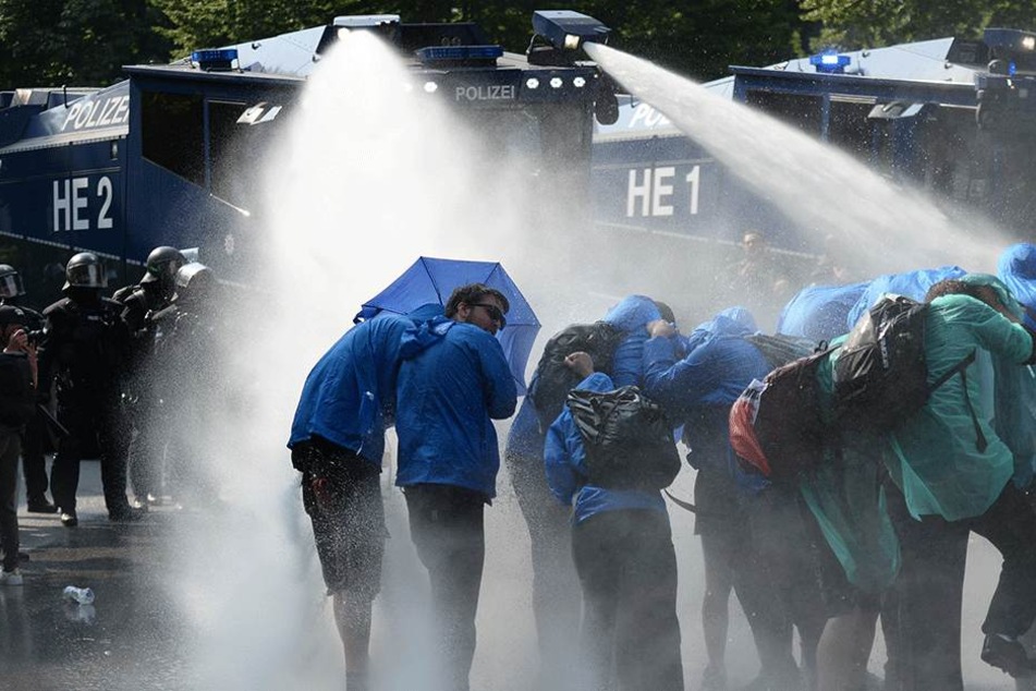 Die Polizei räumte eine Sitzblockade von Demonstranten im Schanzenviertel in Hamburg, u.a. auch mit Wasserwerfern.