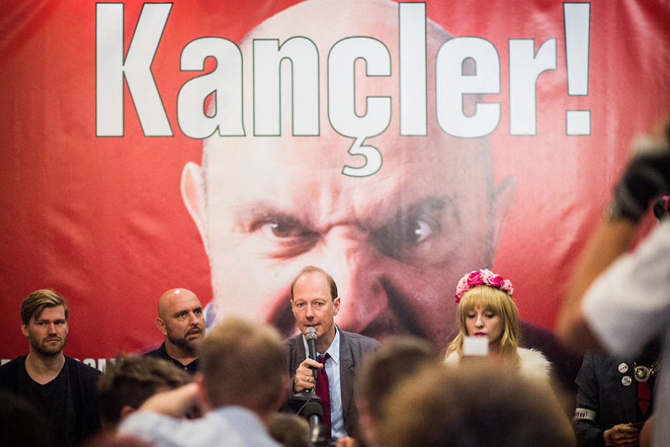 Shahak Shapira, Serdar Somuncu, Martin Sonneborn und Natasche (von links nach rechts) auf einer Pressekonferenz.