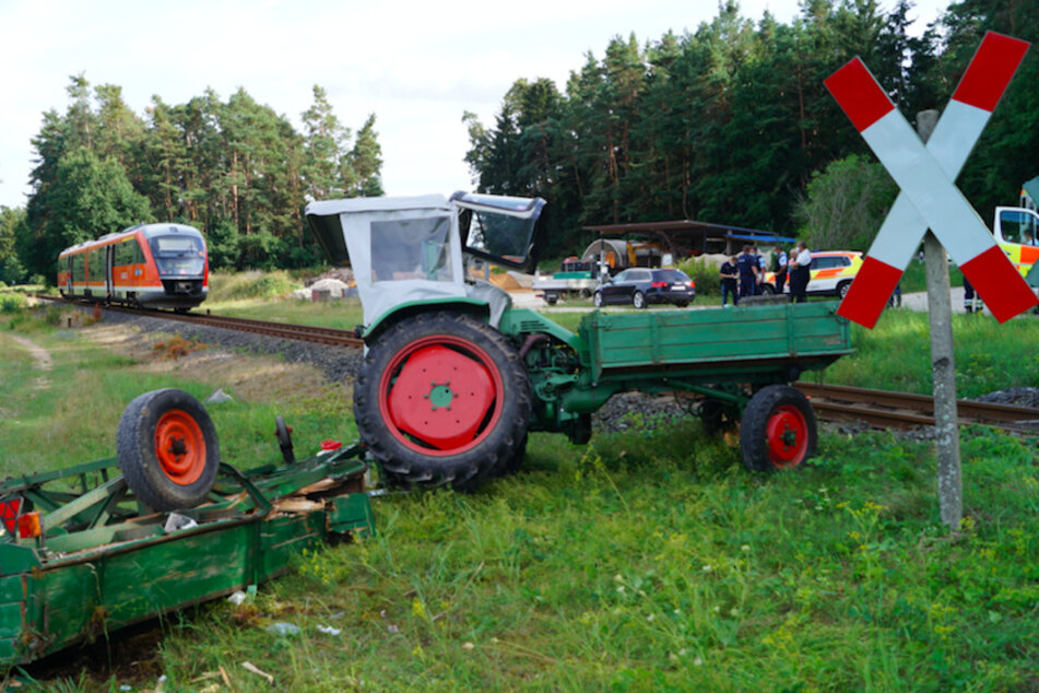 Am Bahnübergang kam es zum Zusammenstoß zwischen Traktor und Zug.