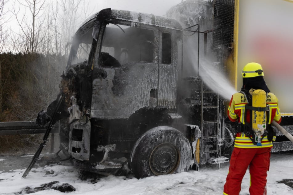 Ein mit 2,5 Tonnen Altpapier beladener Lastwagen fing auf der A93 während der Fahrt plötzlich Feuer.