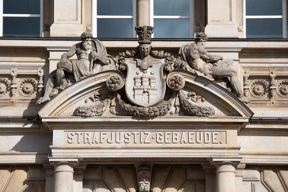 Aus Liebe kriminell: Polizist half Freundin bei Diebstählen, Knast!