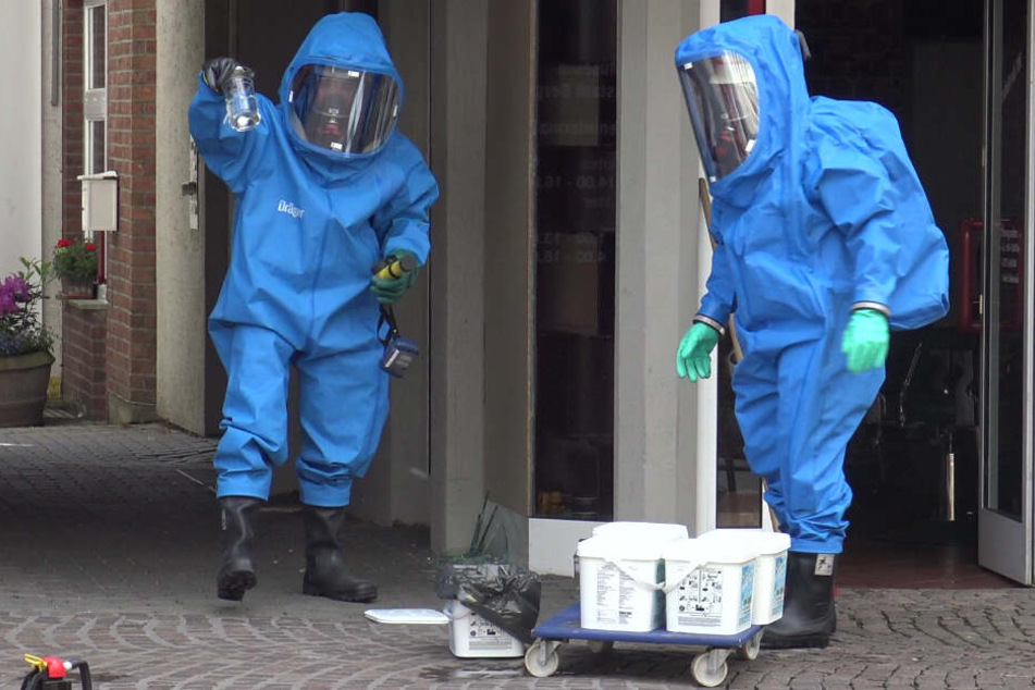 Spezialisten mit ABC-Schutzanzügen in Bergheim im Einsatz.