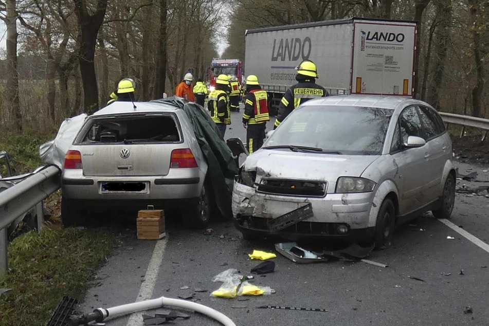 Der Fahrer des VWs kam bei dem Unfall ums Leben.