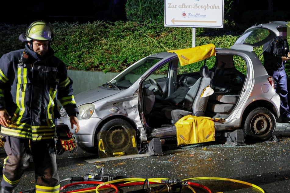 Smart und Toyota komplett Schrott: Verletzter Fahrer in Wrack gefangen