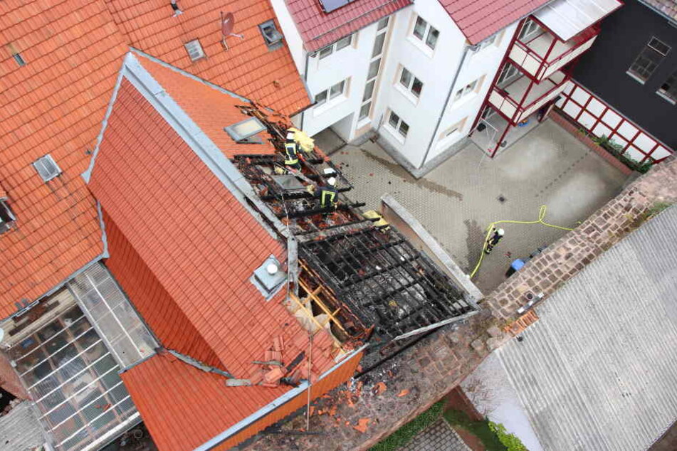 Das Feuer breitetet sich in einem großen Teil des Dachstuhls aus.