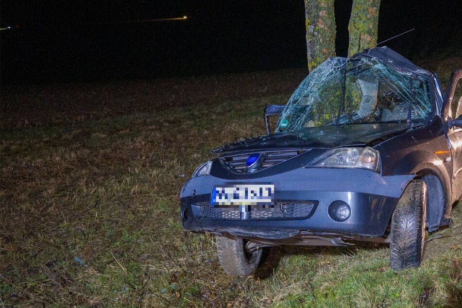 Wurde ihm die nasse Fahrbahn zum Verhängnis? Mann (†61) prallt gegen Baum und stirbt!