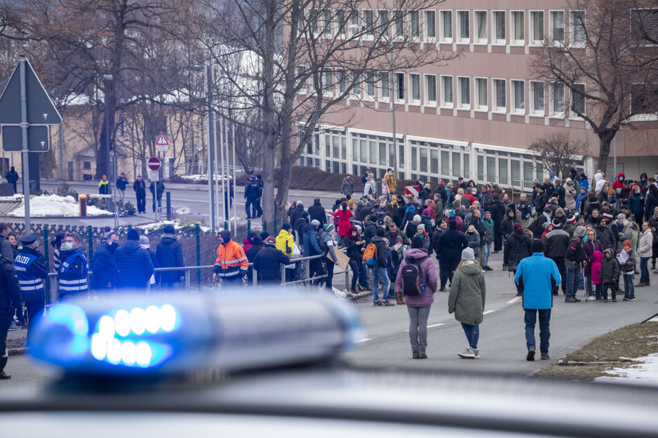 Bei der Demo in Annaberg-Buchholz wollten Eltern und Kinder mit lautstarkem Protest den Landrat auf die Schließung aufmerksam machen.