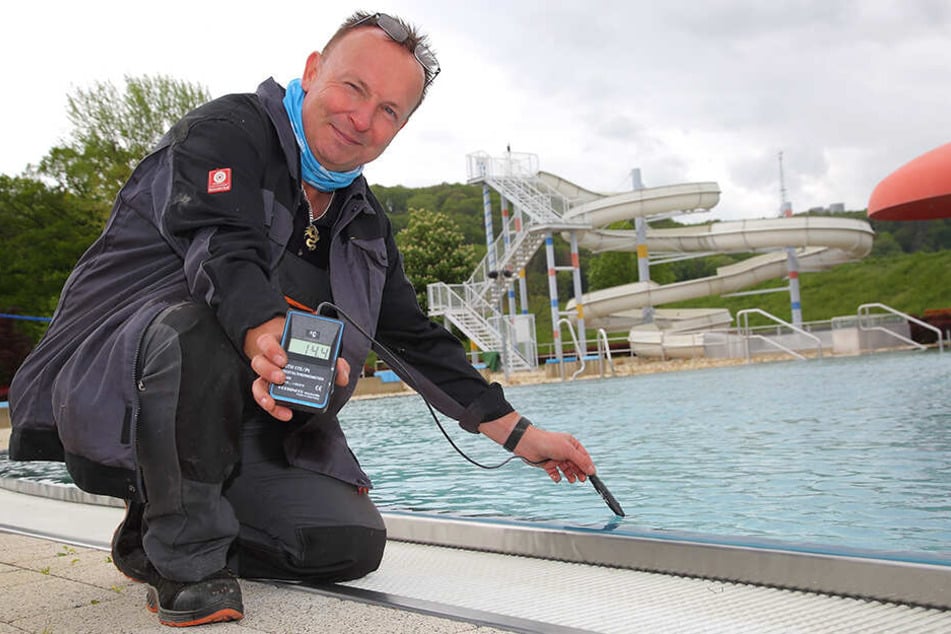 Nur knapp über 14 Grad Wassertemperatur misst Platzwart Frank Kollasch (52) im Becken im Stauseebad Cossebaude.