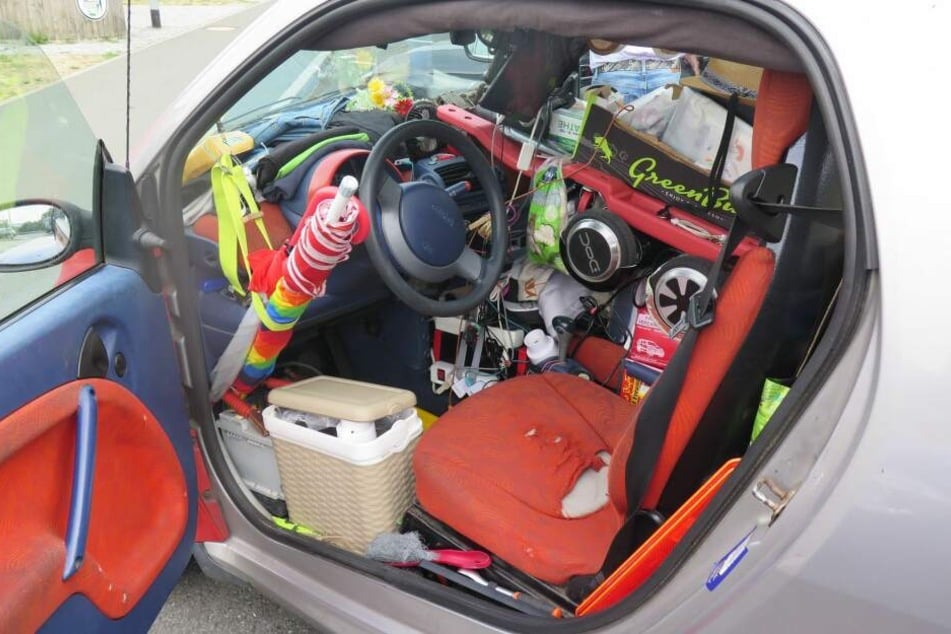 Einen bis oben hin mit Haushaltsgegenständen wie Kühltasche, Mülleimer und Kopfhörern beladenen Smart hat die Polizei an der Autobahn 9 in Oberfranken entdeckt.