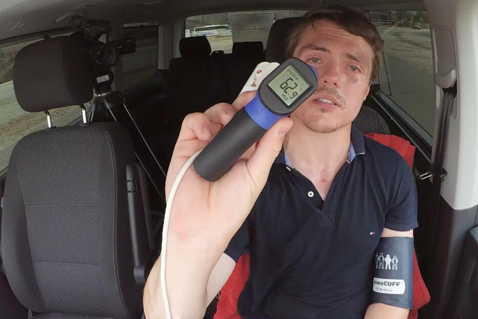 Unser Video-Reporter Tom hat's getestet: Fast 63 Grad heiß wurde es im Innenraum des Autos über dem Armaturenbrett!