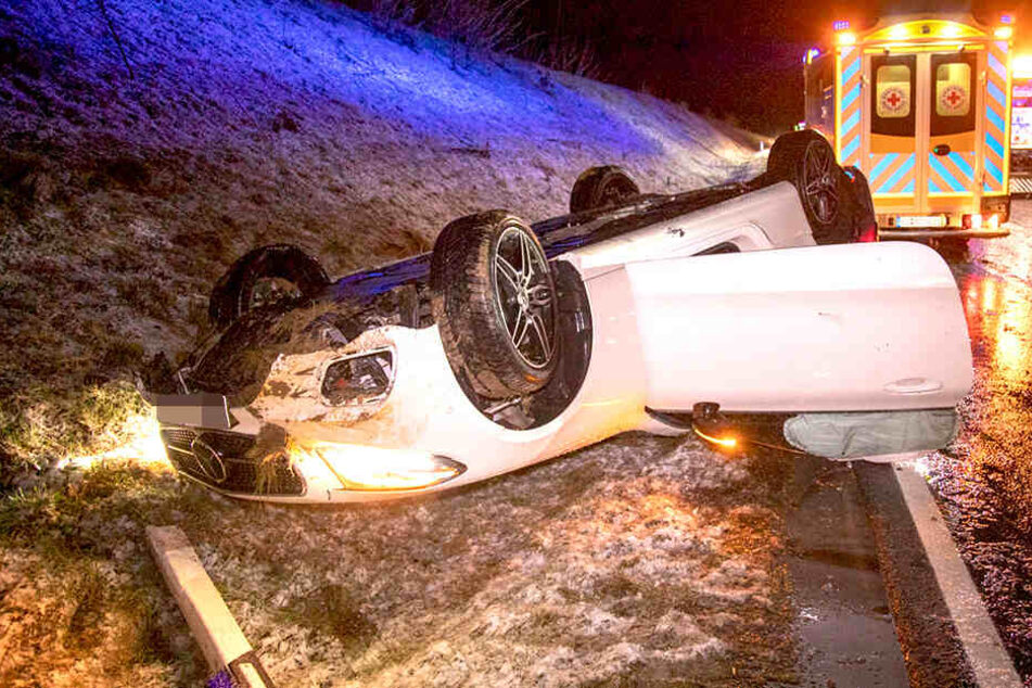 Das Auto überschlug sich und landete auf dem Dach.