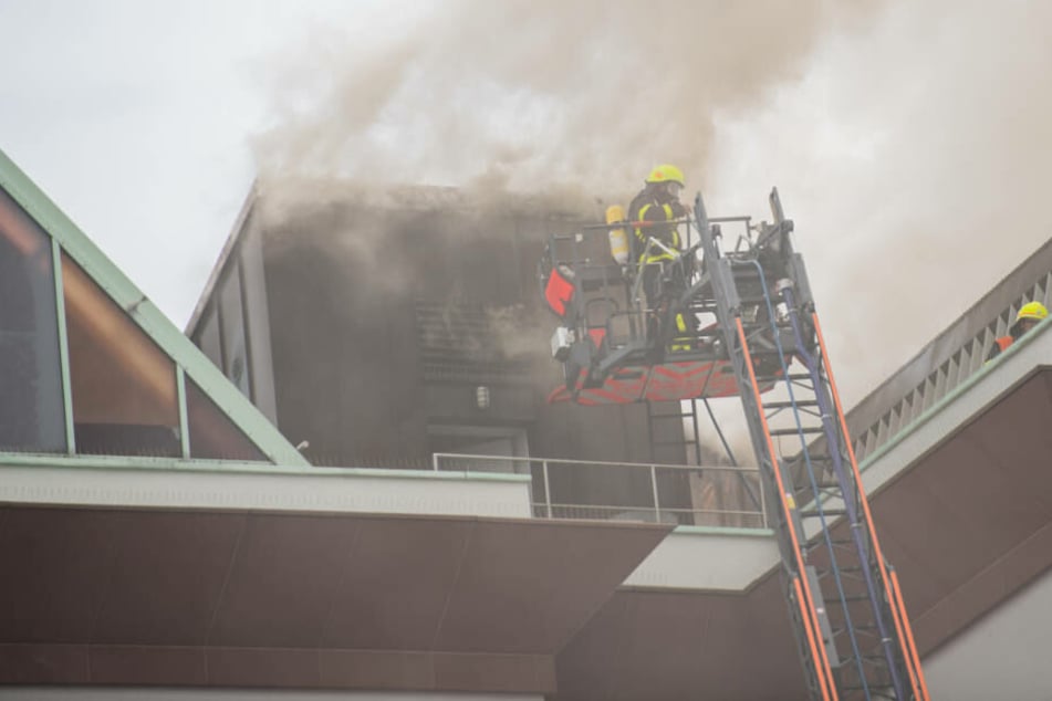 Das Feuer wurde von der Feuerwehr mir mehreren Drehleitern bekämpft.