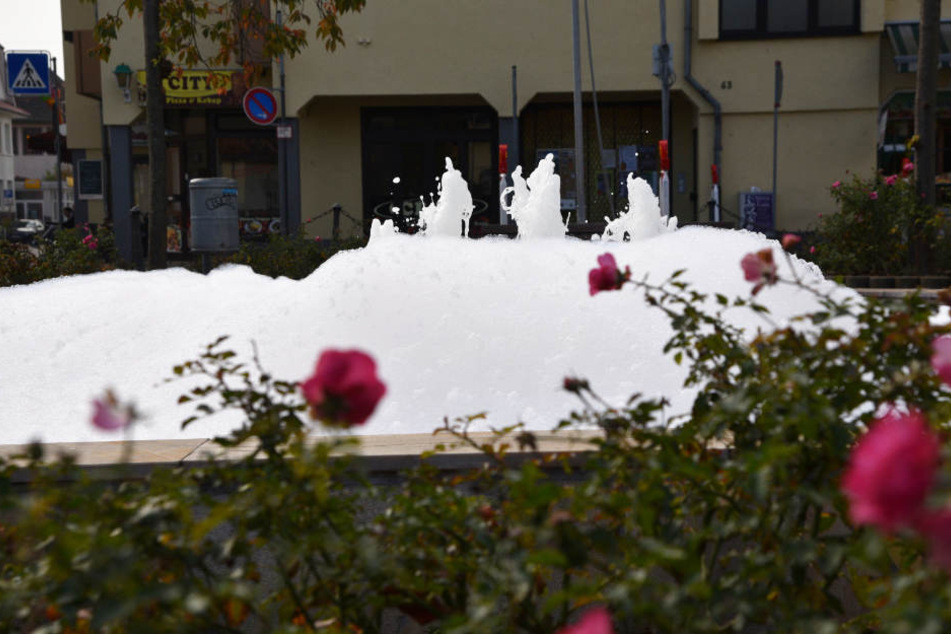 Warum der Brunnen genau schäumt, ist derzeit noch völlig unklar.