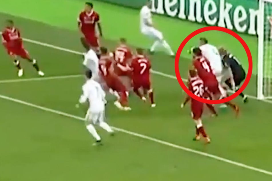 Hier rammt Sergio Ramos Karius in der 48. Minute den Ellenbogen an den Kopf.
