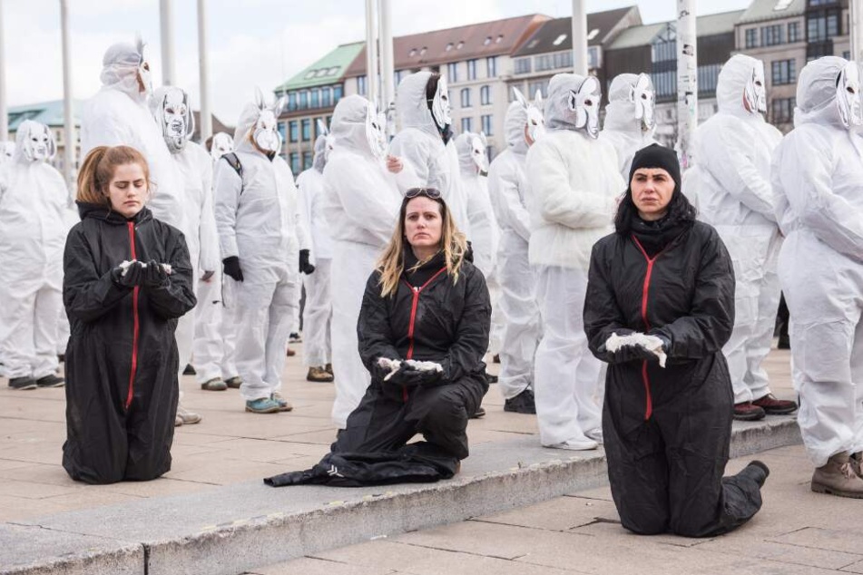 Mitglieder der "SoKo Tierschutz" halten tote Kaninchen.
