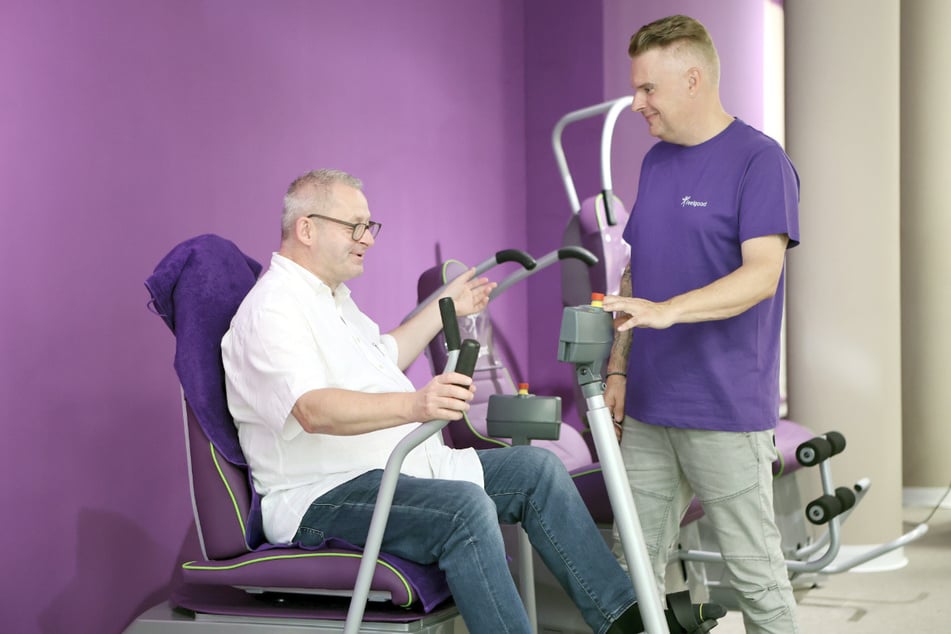 Die Abläufe finden ganz im eigenen Tempo statt, deshalb ist das Training auch in Alltagskleidung möglich.