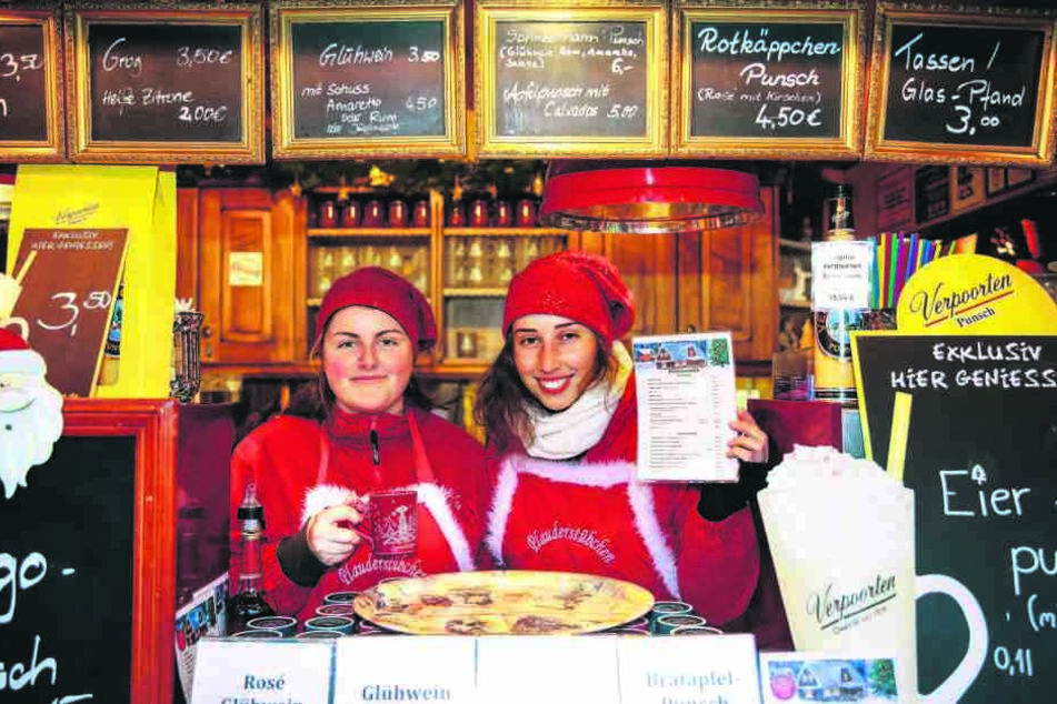 Claudia (22, l.) und Lydia (22) vom "Plauderstübchen" haben für die Gäste eine Getränkekarte in tschechischer Sprache im Angebot.