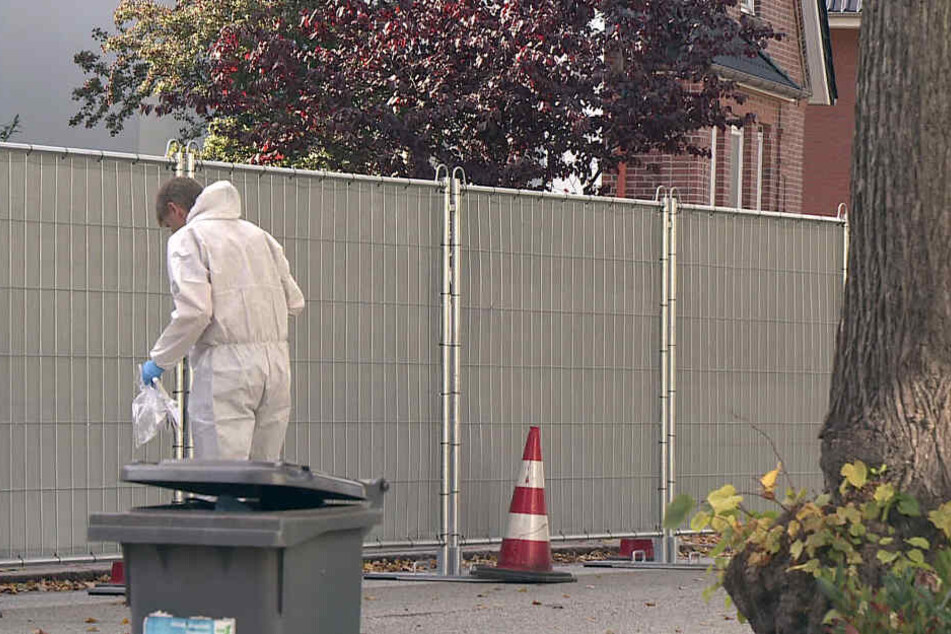 Ein Mitarbeiter der Spurensicherung arbeitete vor einer Absperrung, nachdem bei einem Einsatz der Polizei ein junger Obdachloser erschossen worden war.