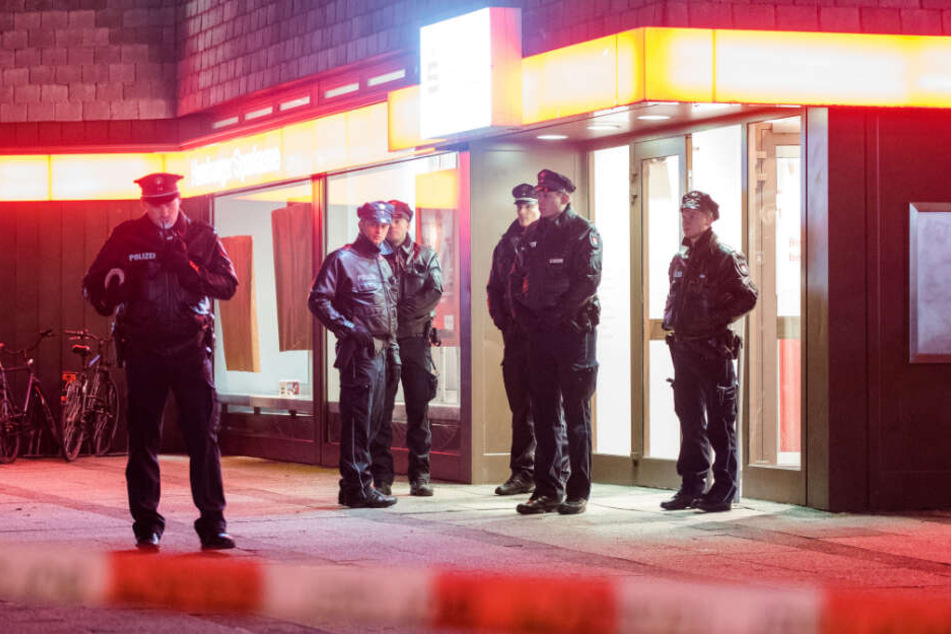 Polizisten stehen nach dem Überfall auf die Haspa vor der Filiale. (Archivbild)