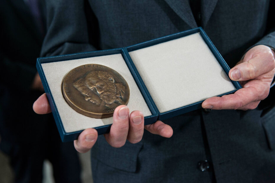 Die (undotierte) Buber-Rosenzweig-Medaille (F.) erhielten vor Merkel etwa Sänger Peter Maffay (70) und Architekt Daniel Libeskind (73).