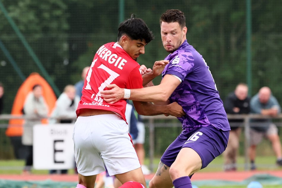 In der Generalprobe gegen Aue lief Cottbus-Entdeckung Can Moust(a)fa (l.) noch mit seinem Vornamen auf dem Trikot mit der Nummer 17 auf.