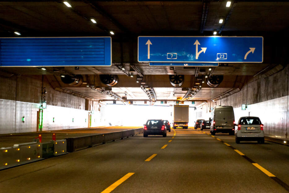 Der Autoverkehr von der Autobahn A7 rollt nun unter dem Lärmschutztunnel bei Stellingen.