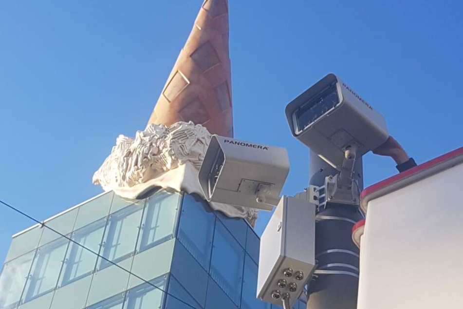 Zwei der insgesamt zehn geplanten Überwachungskameras am Kölner Neumarkt.