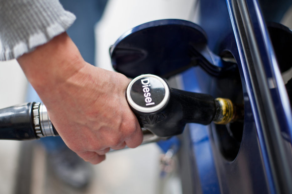 Selbst in der modernsten Schadstoffklasse Euro 6 blasen viele Diesel-Pkw laut einer Analyse des Forscherverbunds ICCT mehr giftige Stickoxide (NOx) aus dem Auspuff als neue Lastwagen oder Busse.