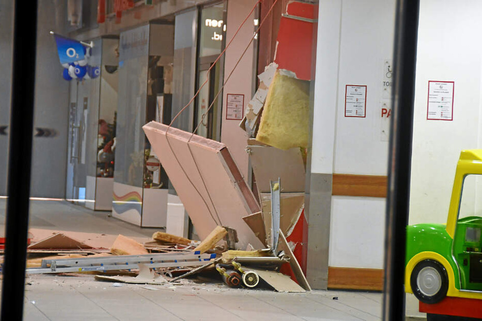 Trümmer einer Verkleidung vor einem Geldautomaten sind in Remscheid zu sehen.