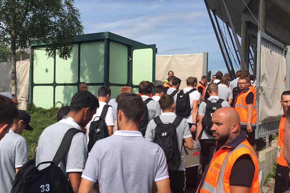 Zu Fuß ging es für RB ins Stadion.