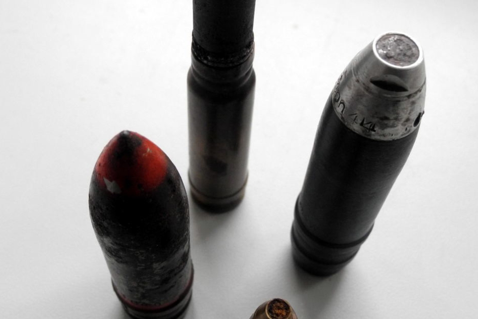Der Waffenliebhaber (60) hatte mehrere Bomben und Granaten in seinem Wohnzimmer liegen. (Symbolbild)