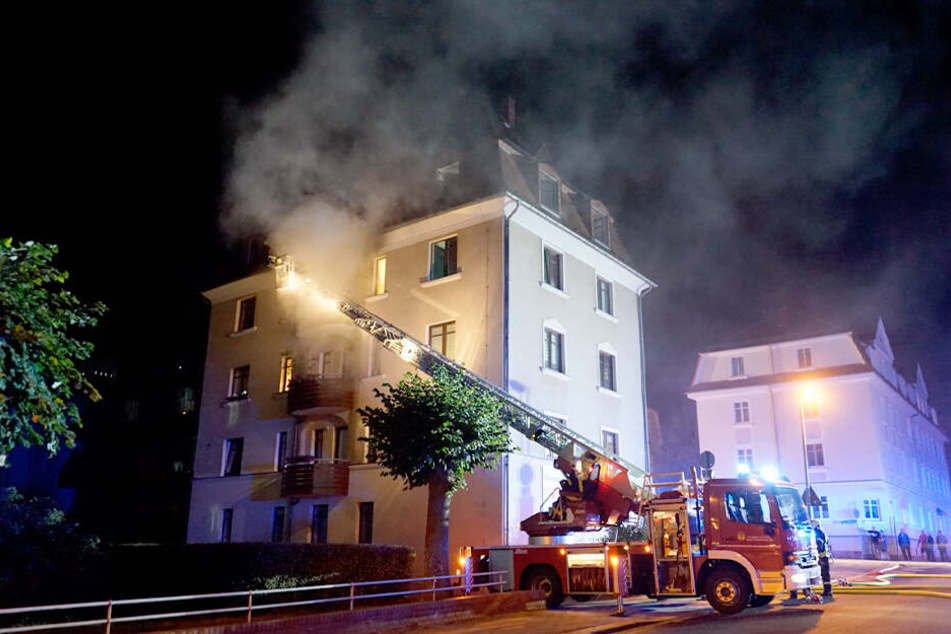 Eine Rauchwolke hüllt das Heim in der Dr.-Bruno-Kochmann-Straße ein. In der Nacht zu Donnerstag war es hier zu einem Brand gekommen.