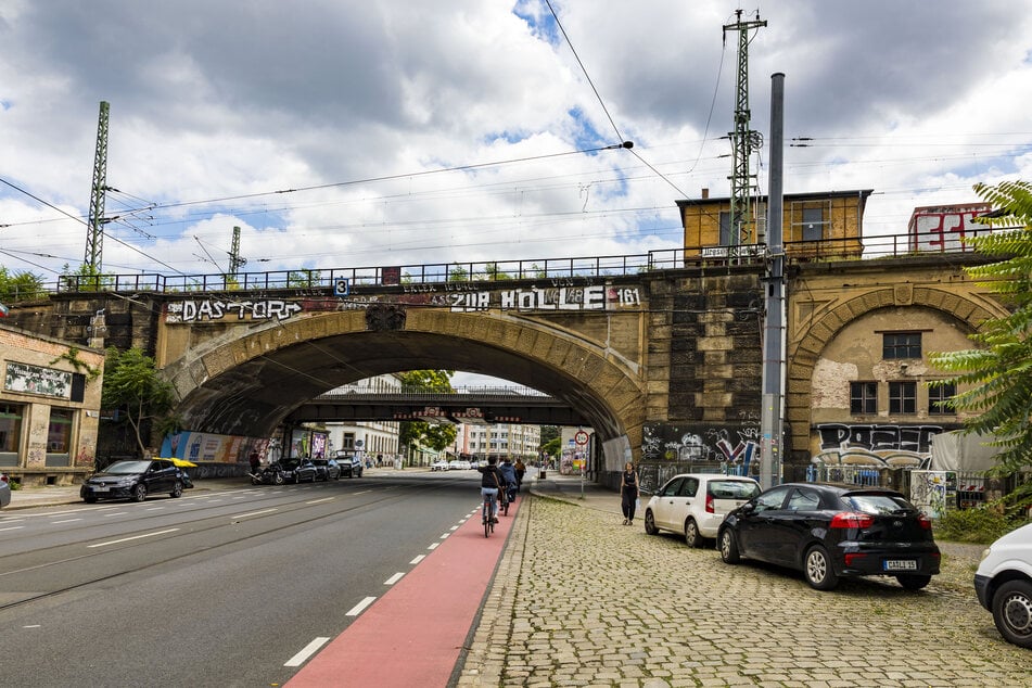 Die Eisenbahnbrücke verläuft über dem Bischofsplatz (Neustadt).