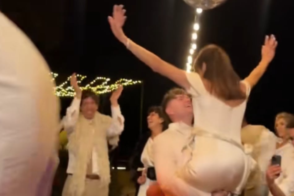 Auf der Hochzeit eines schwulen Pärchens aus den USA zog die Mutter eines Bräutigams alle Blicke auf sich.