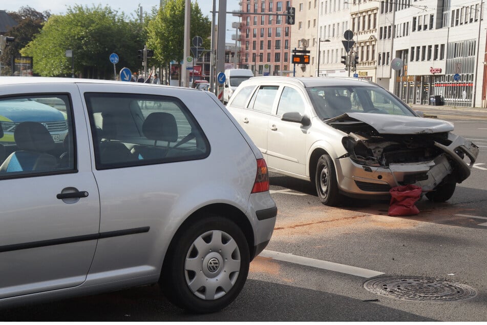 Autos krachen ineinander: Ein Verletzter bei Unfall auf dem Johannisplatz