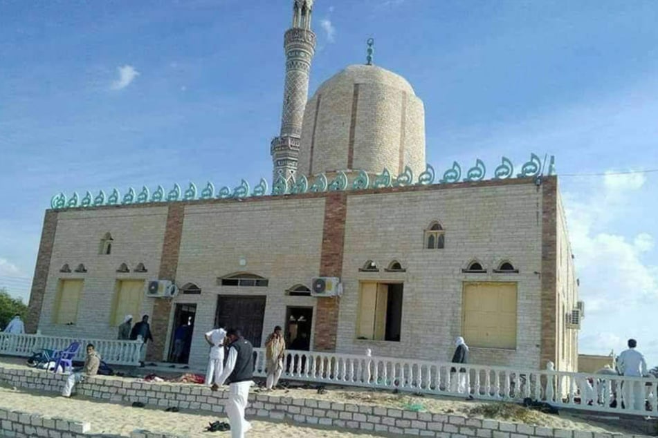 Muslimische Gläubige stehen vor der al-Rawdah-Moschee.