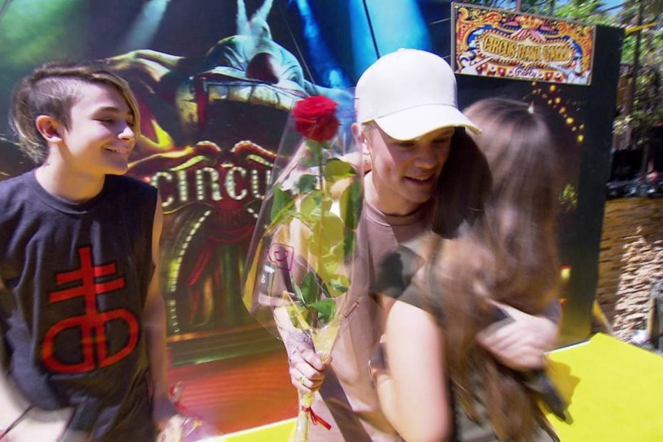 Denn plötzlich landet ein Heli vor der Villa und Leo (li.) und Charlie (mi.) von Davinas Lieblingsband Bars and Melody steigen aus und geben zum Geburtstag ein Privatkonzert.
